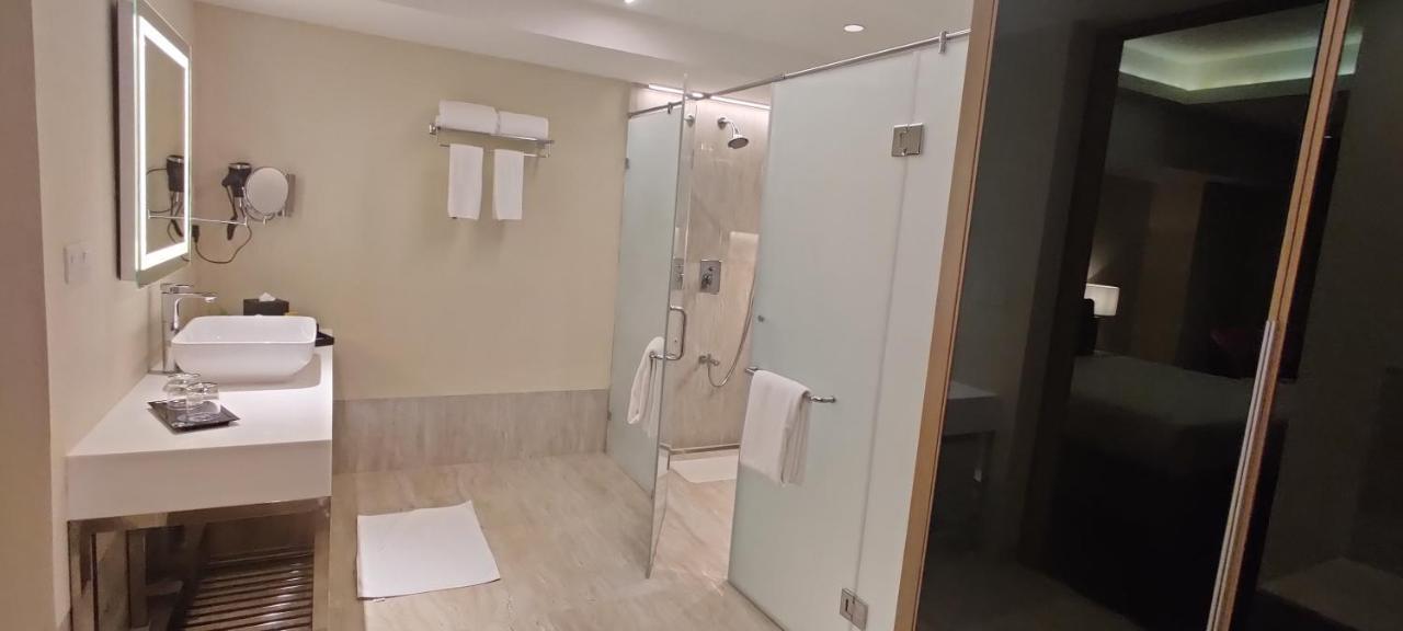 O By Tamara, Trivandrum تريفِندرم المظهر الخارجي الصورة A shower with a sliding door