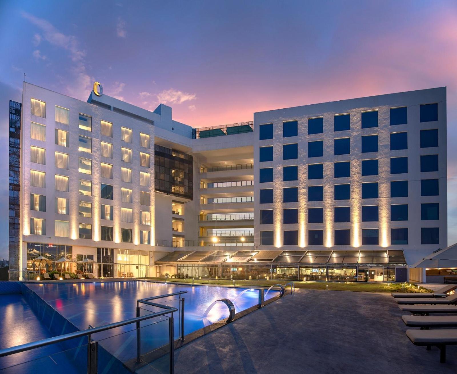 O By Tamara, Trivandrum تريفِندرم المظهر الخارجي الصورة The hotel at night