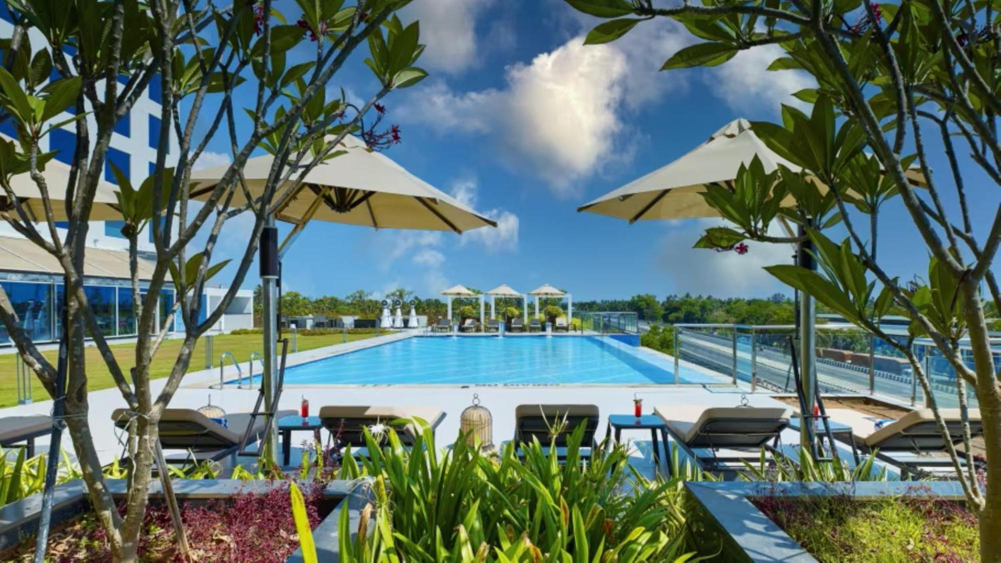 O By Tamara, Trivandrum تريفِندرم المظهر الخارجي الصورة The swimming pool at the resort