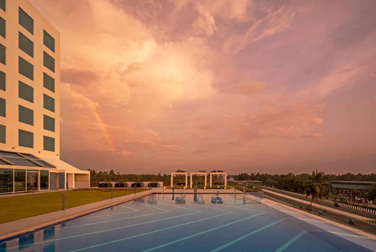 O By Tamara, Trivandrum تريفِندرم المظهر الخارجي الصورة The pool at the Infosys Mysuru campus